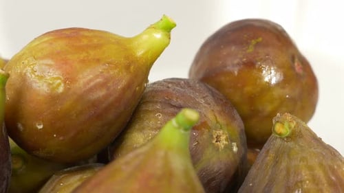 Saftige Bio-Feigen Nahaufnahme Lebensmittelhintergrund schwenken 4K 2160p UHD-Aufnahmen - Leckere Feigen auf weißer Orga