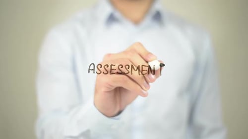 Bewertung, Geschäftsmann schreibt auf transparentem Bildschirm