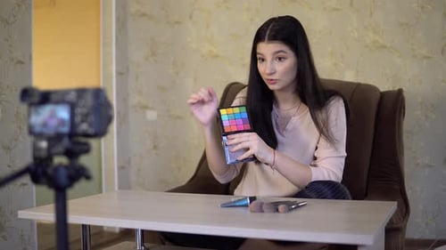 Bloguera de belleza que crea contenido: Mujer atractiva grabando Vídeo blog