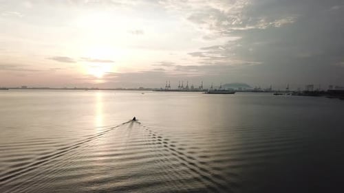 Un bateau navigue en mer près de Georgetown