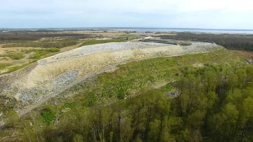 Die riesige Müllkippe am Rande des Waldes, Blick von der Drohne