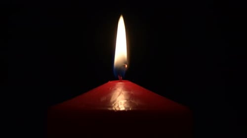 Kerzenrotes Licht in der Dunkelheit