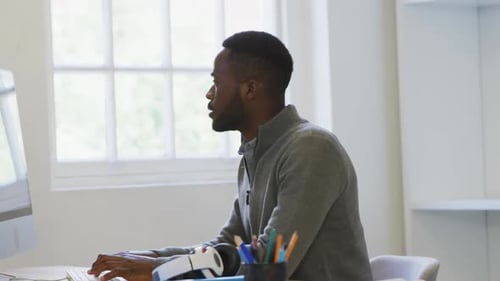 Junger Mann arbeitet am Computer