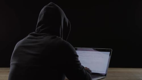 Mann arbeitet am Computer