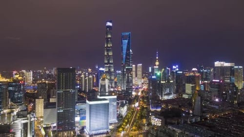 Shanghai City bei Nacht. Bezirk Lujiazui und Century Avenue. China. Luftbild