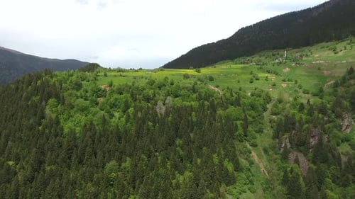 Dorf auf dem Gipfel des Hügelplateaus