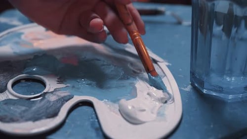 L'artiste mélange des peintures