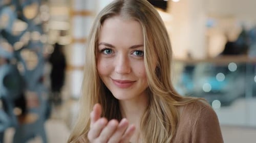 Schönes kaukasisches Mädchen flirtet verführerische Frau zeigt Hey du kommst her Geste zeigt Richtung