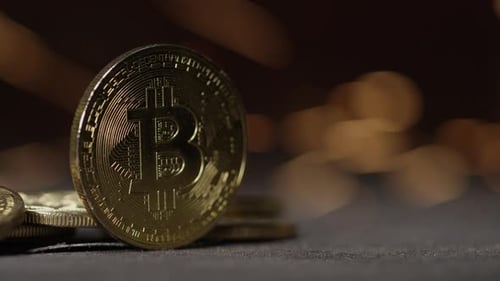 Kryptowährung in der Blockchain - Nahaufnahme von physischen Bitcoin-Münzen in dynamischer Umgebung