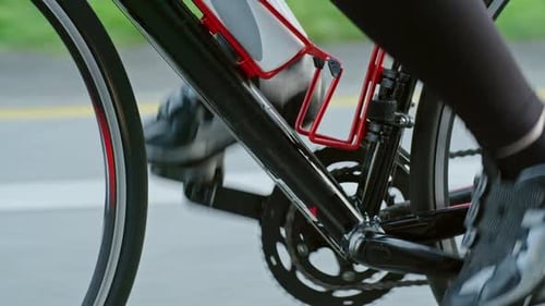 Unerkennbare Person, die Fahrrad radelt