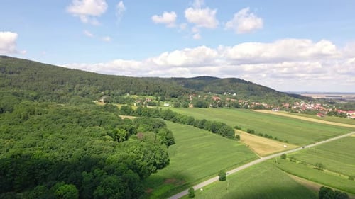 Vue aérienne du village près des montagnes