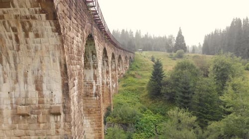 Altes Steinviadukt in den Karpaten Ukraine