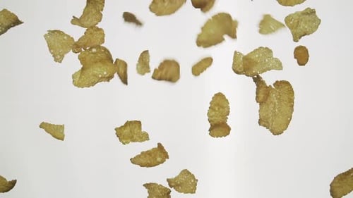 Cornflakes fallen in Zeitlupe 100 fps