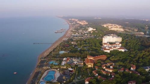 Drohnenblick auf Meer und Hotels an der Küste