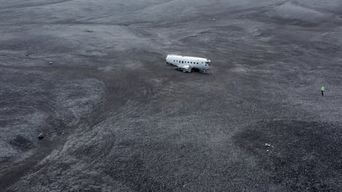 Luftaufnahme eines verlassenen abgestürzten Flugzeugwracks am Solheimasandur Beach, Island