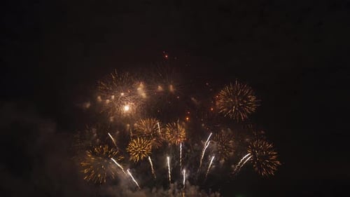 Internationales Feuerwerksfestival in der Nacht. Vielzahl bunter Feuerwerke in den Ferien