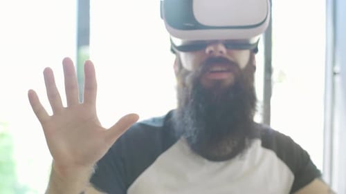 Mann benutzt Virtual-Reality-Headset