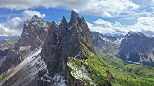 Vue aérienne de Seceda dans les Dolomites en été