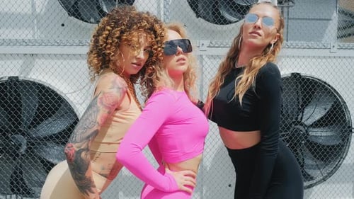 Junge sportliche Frauen posieren sexy