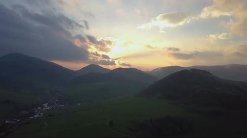 Abend bei Sonnenuntergang über ländlichem Land