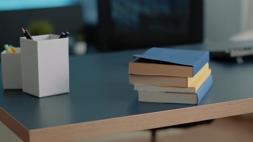 Nahaufnahme des Schreibtisches mit Schulbüchern für Bildung und Studium
