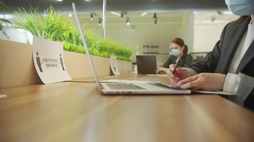 Les collègues travaillent et gardent une distance sociale