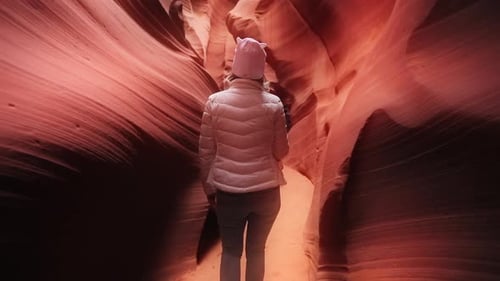 Die Kamera folgt einer Reisenden, die den magischen Filmmusik Antelope Canyon, USA, erkundet