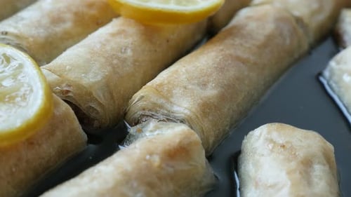 Leckere türkische Phyllo-Kuchen-Baklava gefüllt mit Walnüssen 4K 2160p 30fps UHD-Schwenk-Aufnahmen - Nahaufnahme o
