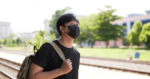 Homem esperando o trem na estação de trem