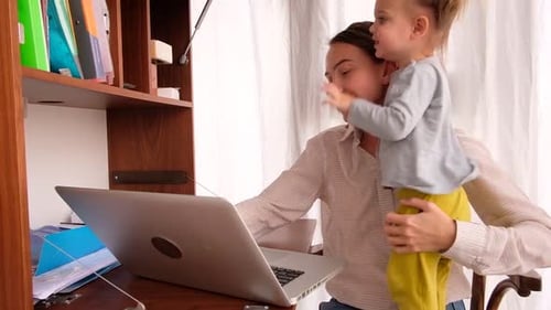 Empresária com criança trabalhando no escritório doméstico