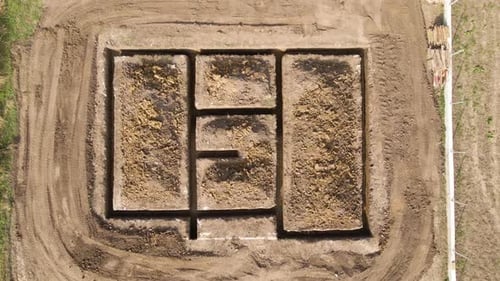 Zanja excavada para la construcción de cimientos de concreto de una nueva casa en construcción