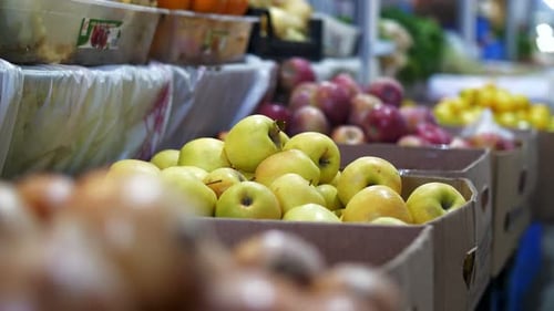 frutas en las estanterías del mercado callejero