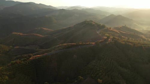 4K-Luftbild über die wunderschöne Hochgebirgsstraße in Thailand