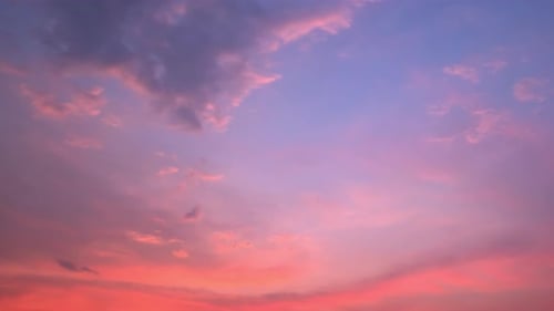 Dämmerung und Morgenhimmel mit Kumuluswolken-Zeitraffer an einem Abend.
