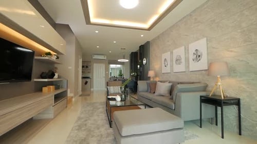 Sala de estar totalmente decorada con muebles e iluminación elegantes