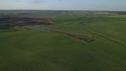 Vogelperspektive einer grünen Wiese