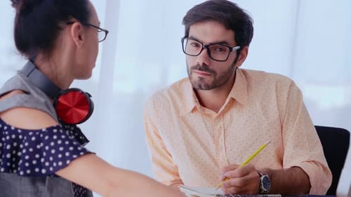 Groupe de gens d'affaires créatifs ayant une conversation au bureau sur le lieu de travail