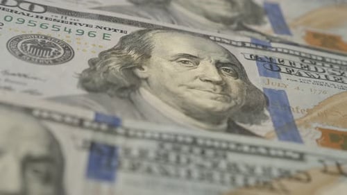 Schwenken über Papierwährung der Vereinigten Staaten 4K 2160p 30fps UltraHD-Filmmaterial - Nahaufnahme Dollar-Banknoten
