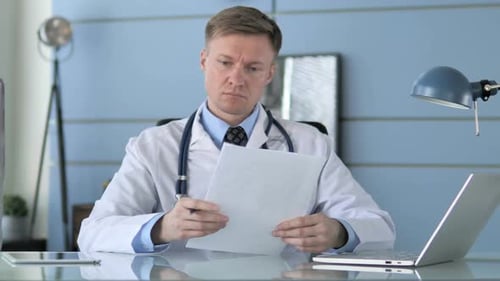 Doctor lisant des documents