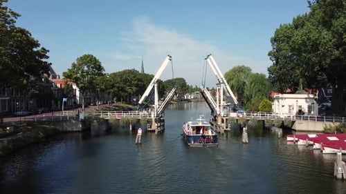Vue aérienne d'un aqueduc au-dessus de l'autoroute A1 près de Weesp, aux Pays-Bas