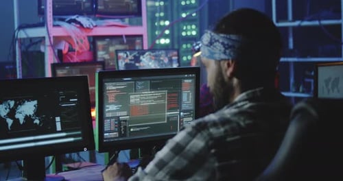 Équipe de hackers travaillant dans un sous-sol