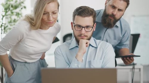 Equipe focada no laptop