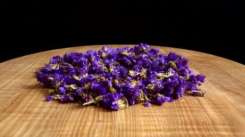 Té de flores de Myosotis. Disparando en movimiento.