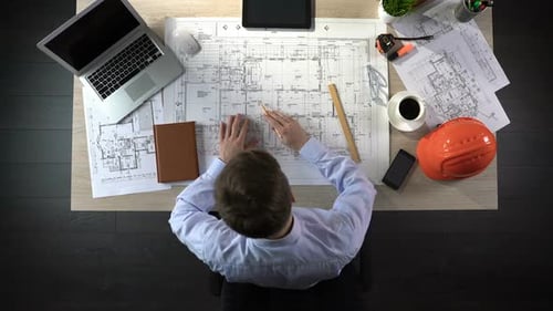 L'architecte fait des marques supplémentaires et dessine des issues de secours en cas d'évacuation