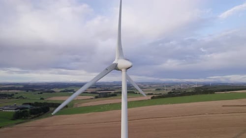 Turbina eólica gerando energia verde renovável no campo