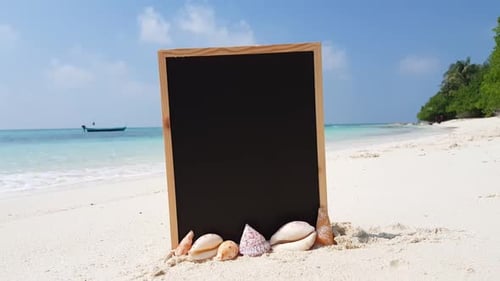 Drohnen-Panorama mit Blick auf den perfekten Lebensstil am Strand von aquablauem Ozean und weißem Sand