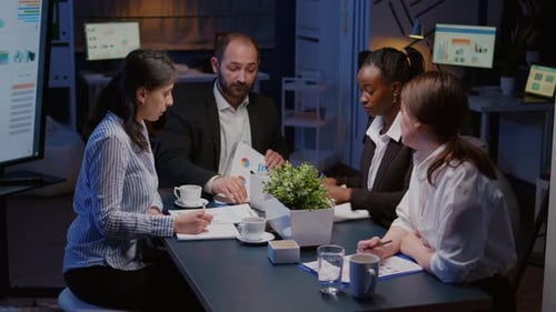 Trabalho em equipe multiétnico diversificado Brainstorming de ideias da empresa Analisando a papelada da estratégia financeira