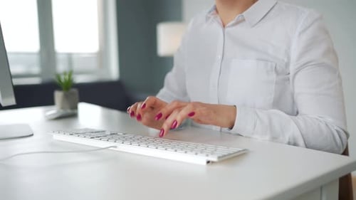 Frau tippt auf einer Computertastatur