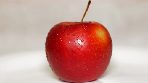 Roter Apfel auf weißem Hintergrund