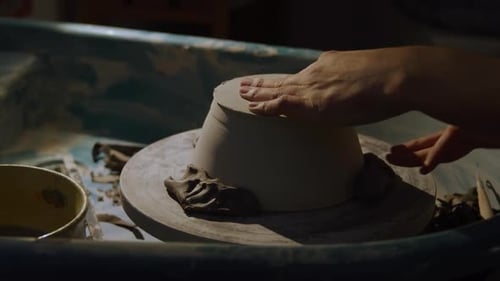 Jeune potière travaillant dans son atelier